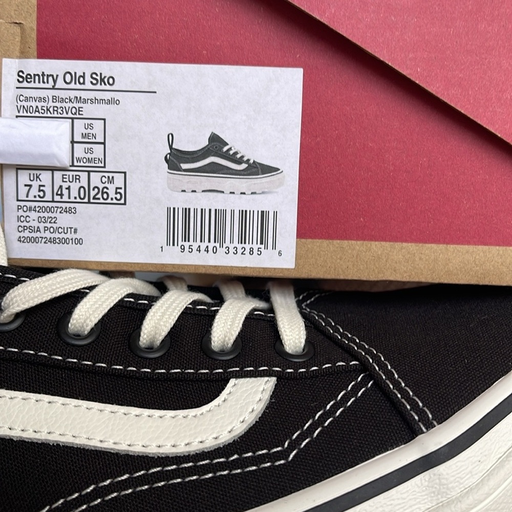 Vans Men’s Sentry Old Skool (Canvas) Black/Marshmallow
VN0A5KR3VQE
Sneakers - Picture 8 of 16